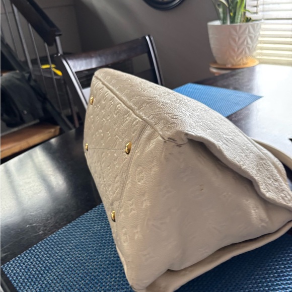 Louis Vuitton White Shoulder Bag with Iconic Monogram - Picture 7 of 9